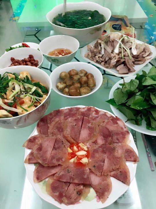 Hồng đăng đóng cùng toàn mỹ nhân nhưng tối vẫn về với vợ nhờ những mâm cơm đầy ắp này