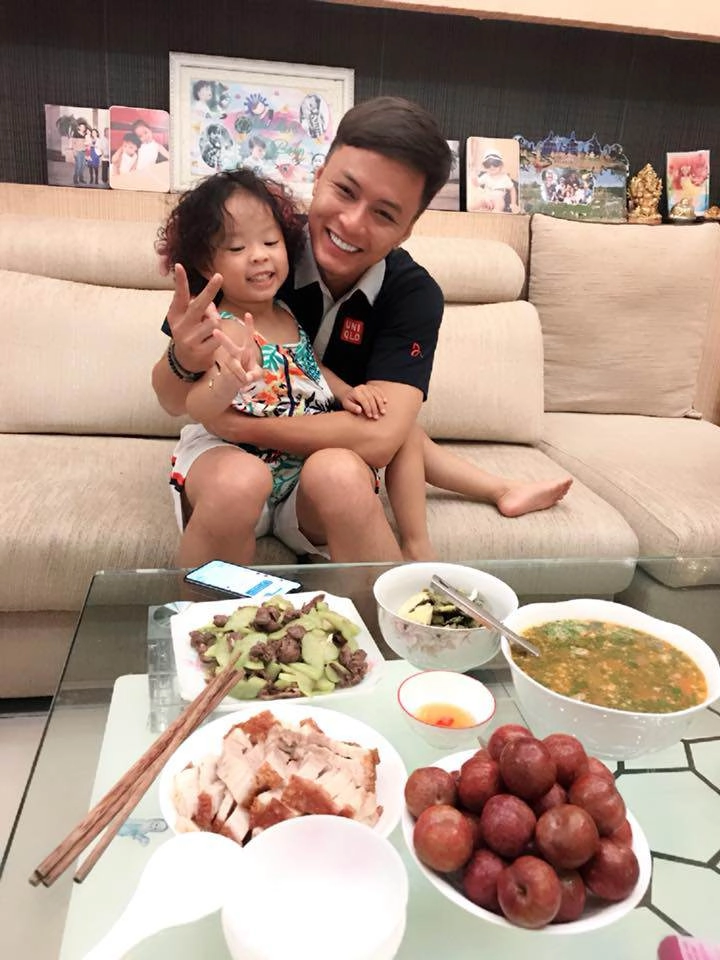Hồng đăng đóng cùng toàn mỹ nhân nhưng tối vẫn về với vợ nhờ những mâm cơm đầy ắp này