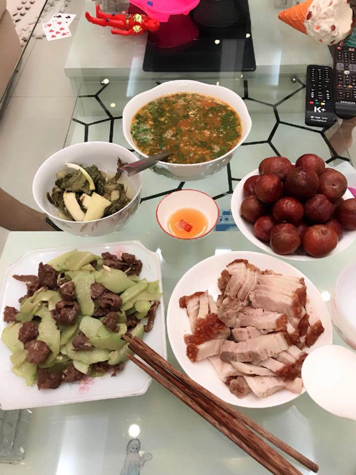 Hồng đăng đóng cùng toàn mỹ nhân nhưng tối vẫn về với vợ nhờ những mâm cơm đầy ắp này