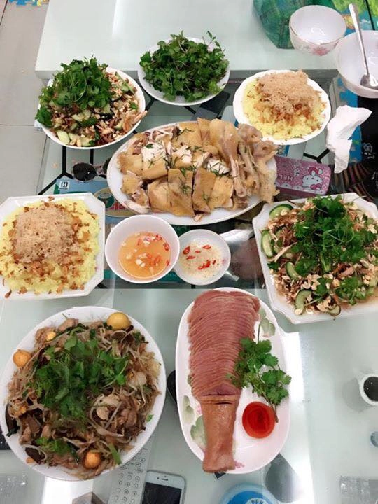 Hồng đăng đóng cùng toàn mỹ nhân nhưng tối vẫn về với vợ nhờ những mâm cơm đầy ắp này