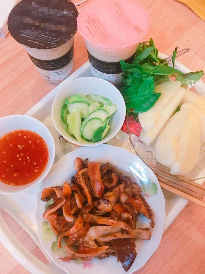 Hồng đăng đóng cùng toàn mỹ nhân nhưng tối vẫn về với vợ nhờ những mâm cơm đầy ắp này