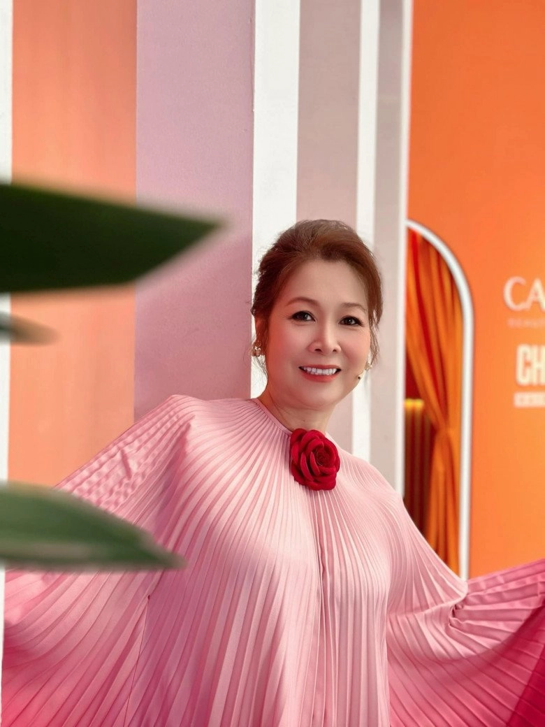 Hồng vân để lại kiểu tóc từng làm bao trai làng say đắm nhiều thập kỷ trôi qua vẫn là huyền thoại