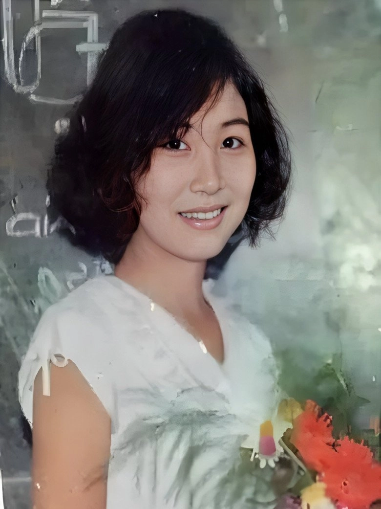 Hồng vân để lại kiểu tóc từng làm bao trai làng say đắm nhiều thập kỷ trôi qua vẫn là huyền thoại