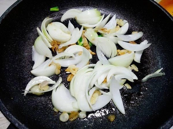 Hướng dẫn cách làm thịt bò xào hành tây đơn giản ngon đúng điệu