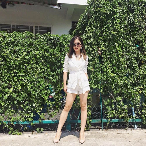 Hương tràm lại nhận mưa lời chê với trang phục thiếu vải khi diễn tại vũ trường