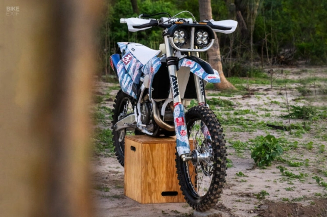 Husqvarna fe 450 độ phong cách đường đua ấn tượng của deus ex machina