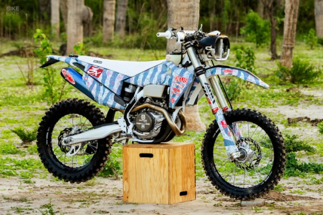 Husqvarna fe 450 độ phong cách đường đua ấn tượng của deus ex machina