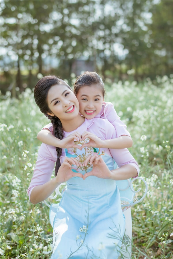 Ít ai biết hoa hậu ngọc hân có con gái nuôi xinh đẹp tài năng hơn tuổi như thế này