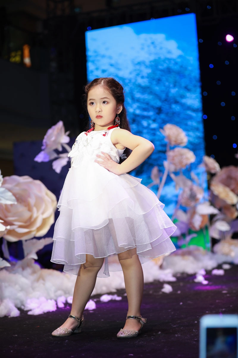 Ít ai biết hoa hậu ngọc hân có con gái nuôi xinh đẹp tài năng hơn tuổi như thế này