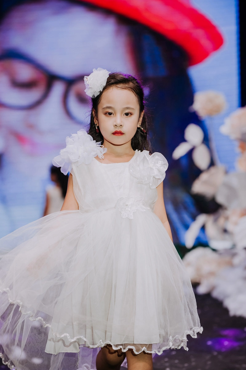 Ít ai biết hoa hậu ngọc hân có con gái nuôi xinh đẹp tài năng hơn tuổi như thế này