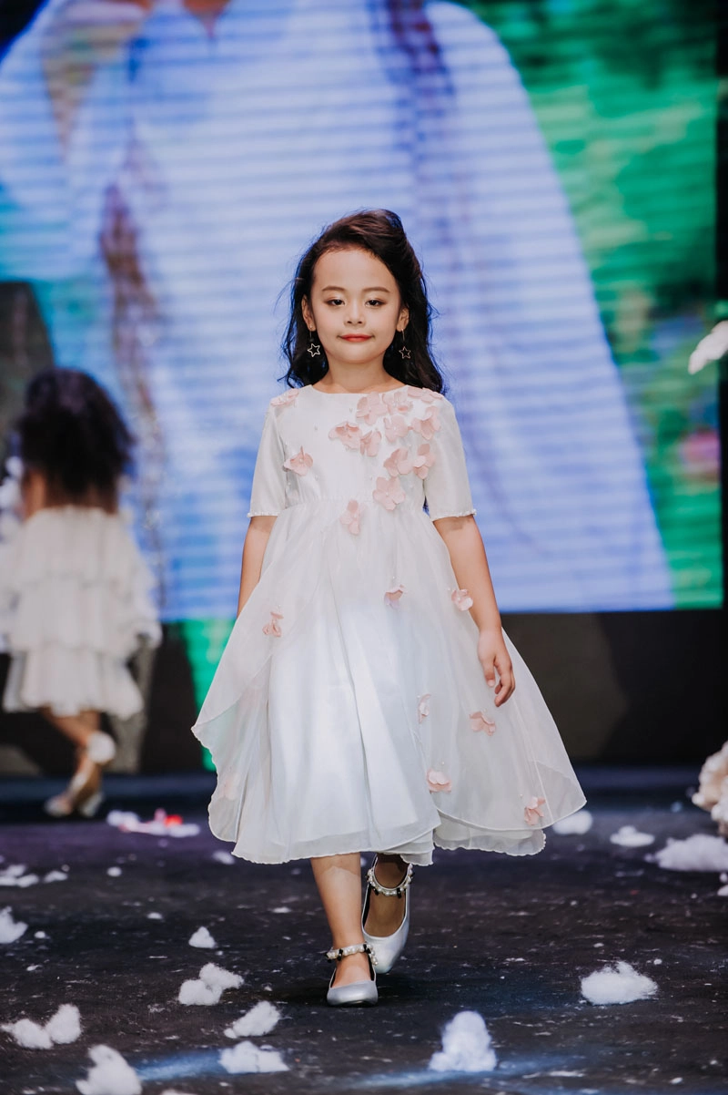 Ít ai biết hoa hậu ngọc hân có con gái nuôi xinh đẹp tài năng hơn tuổi như thế này