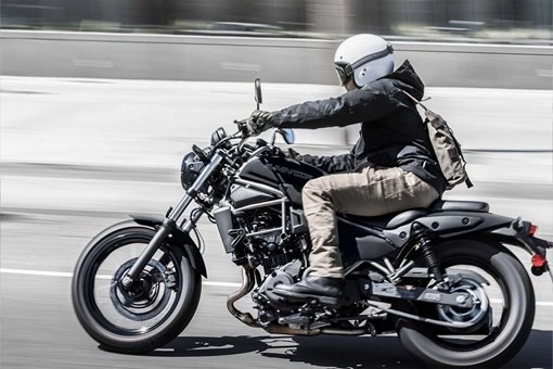 Kawasaki eliminator 400seplaza edition ra mắt với kết nối bằng giọng nói