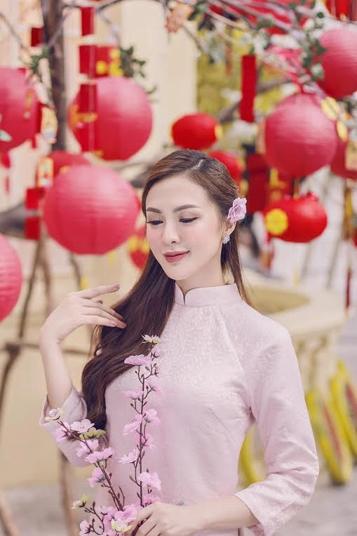 Kelly nguyễn ngọt như kẹo với áo dài pastel chuẩn bị đón năm mới