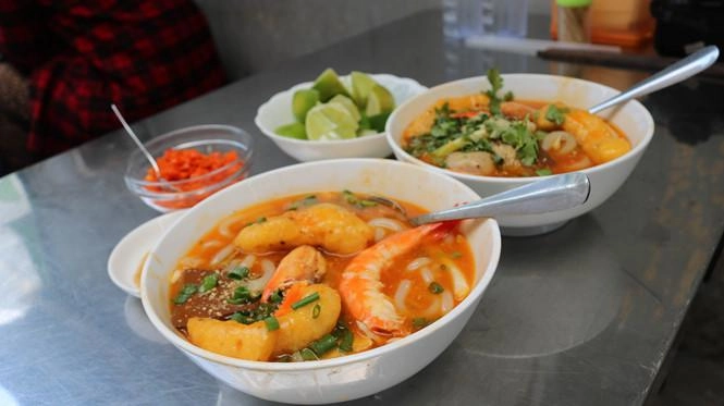 Khách sành ăn giật mình với bánh canh cua vỉa hè mà có giá 300000 đồngbát