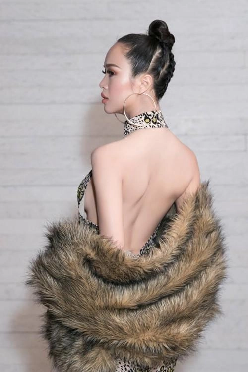 Khi mốt khoe chân dài lưng trần tích cực được lăng xê và không có dấu hiệu giảm nhiệt