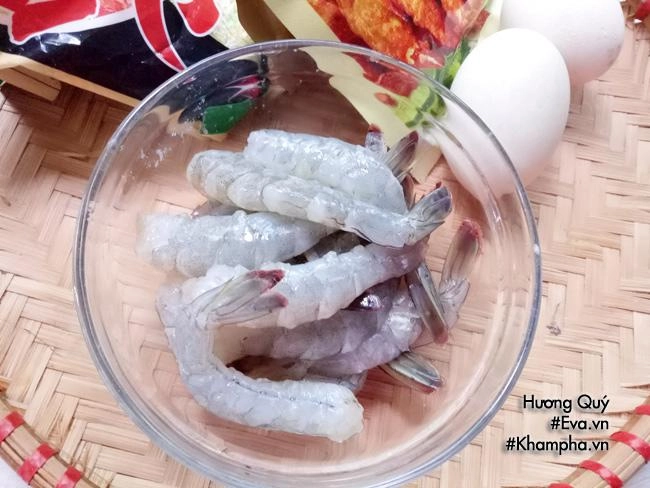 Khoai lang bọc tôm chiên giòn nóng hổi ăn kèm tương ớt thì còn gì bằng