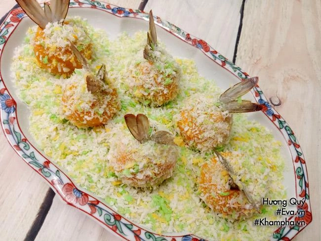 Khoai lang bọc tôm chiên giòn nóng hổi ăn kèm tương ớt thì còn gì bằng