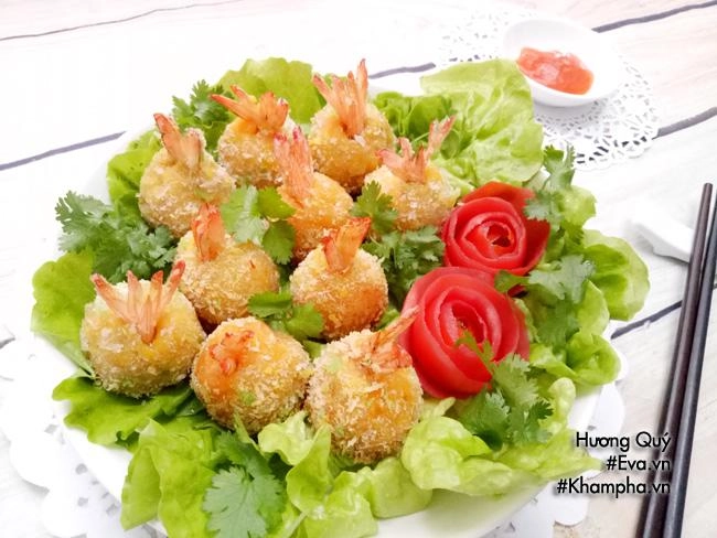 Khoai lang bọc tôm chiên giòn nóng hổi ăn kèm tương ớt thì còn gì bằng