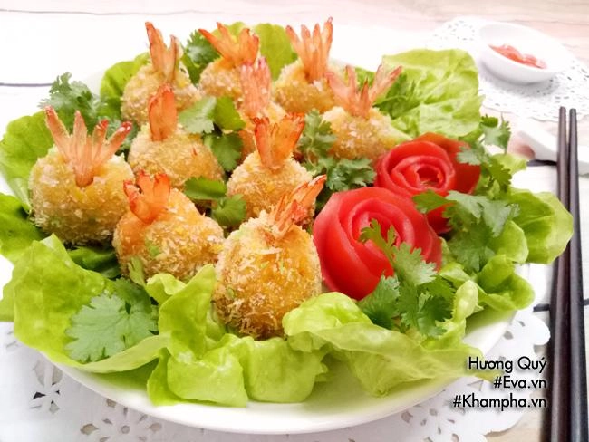 Khoai lang bọc tôm chiên giòn nóng hổi ăn kèm tương ớt thì còn gì bằng