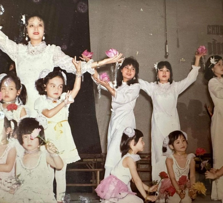 Khoe ảnh thời bé phạm quỳnh anh tiết lộ 3 con gái hưởng một điểm nhan sắc bao người ước nhưng không được