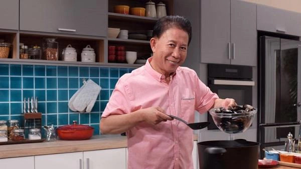 Khởi nghiệp từ năm 13 chẳng ai nghĩ có ngày cậu bé trở thành tượng đài ẩm thực thế giới