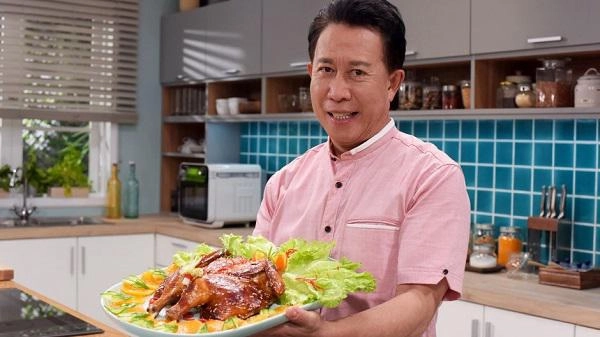 Khởi nghiệp từ năm 13 chẳng ai nghĩ có ngày cậu bé trở thành tượng đài ẩm thực thế giới