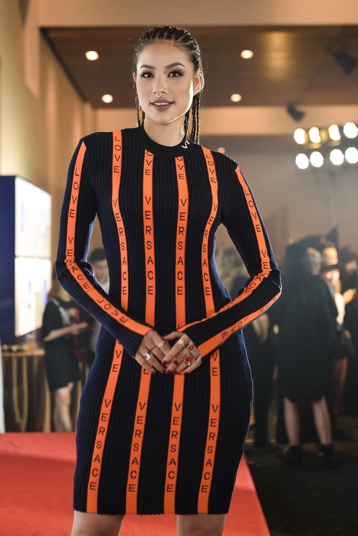 Không chỉ diện lại đồ của angela phương trinh phạm hương còn đụng hàng giày của hồ ngọc hà