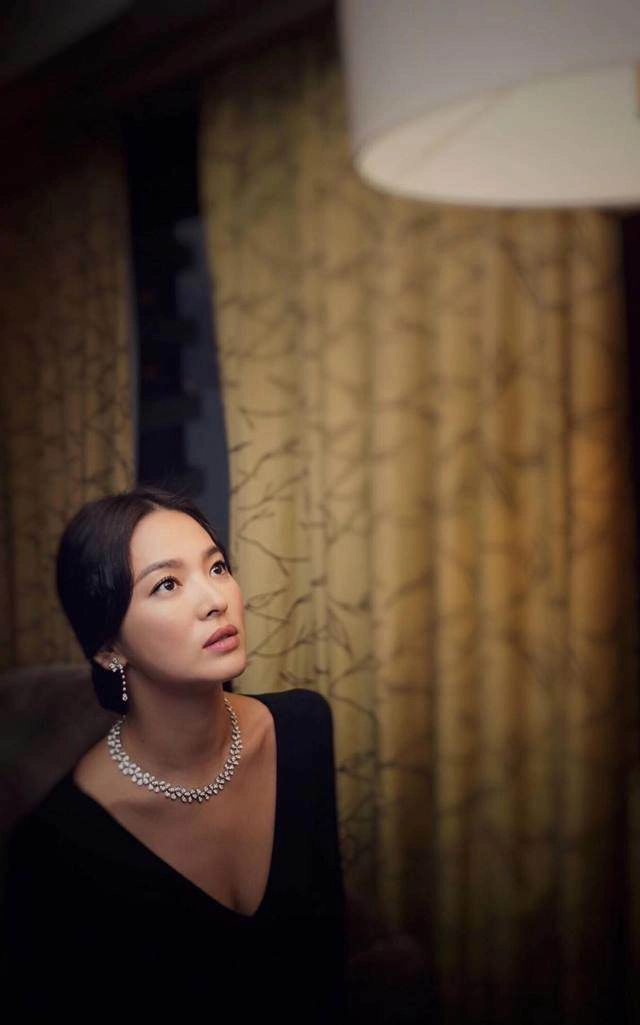 Không đeo nhẫn cưới trang phục lộng lẫy nhưng song hye kyo vẫn khiến fan thất vọng vì