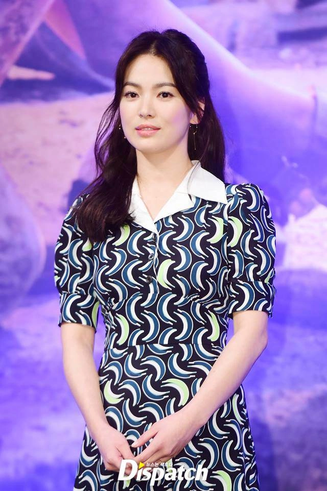 Không đeo nhẫn cưới trang phục lộng lẫy nhưng song hye kyo vẫn khiến fan thất vọng vì
