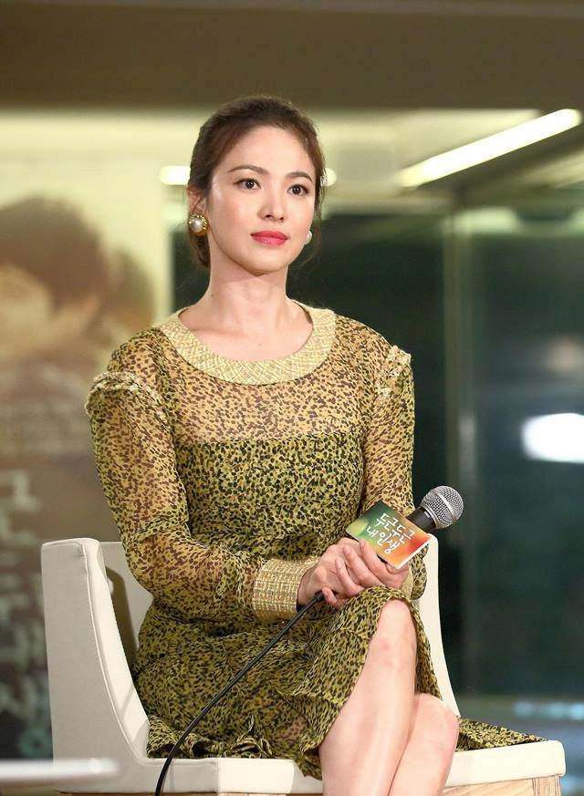 Không đeo nhẫn cưới trang phục lộng lẫy nhưng song hye kyo vẫn khiến fan thất vọng vì