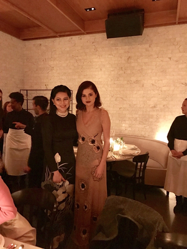 Không hổ danh mẹ chồng đẹp nhất vbiz dv thủy tiên mặc đồ cũ vẫn hút hồn bên selena gomez