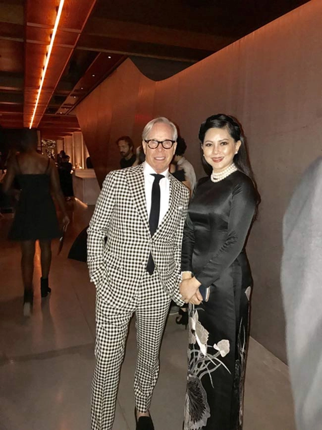 Không hổ danh mẹ chồng đẹp nhất vbiz dv thủy tiên mặc đồ cũ vẫn hút hồn bên selena gomez