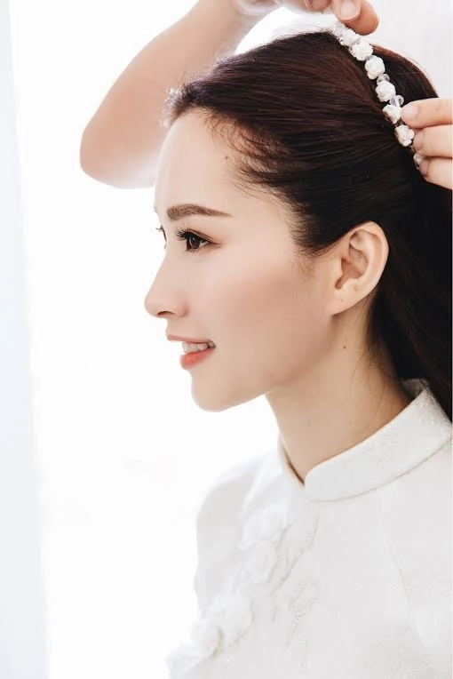 Không phải chiếc áo dài trắng đây mới là tâm điểm của hh thu thảo trong đám hỏi