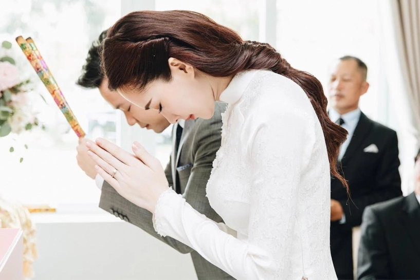 Không phải chiếc áo dài trắng đây mới là tâm điểm của hh thu thảo trong đám hỏi