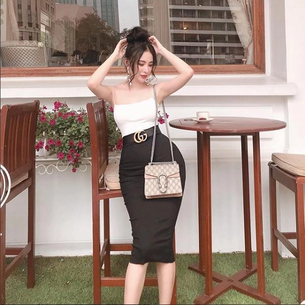 Không phải đi sự kiện hay đi diễn angela phương trinh xách túi 55 triệu để tắm biển