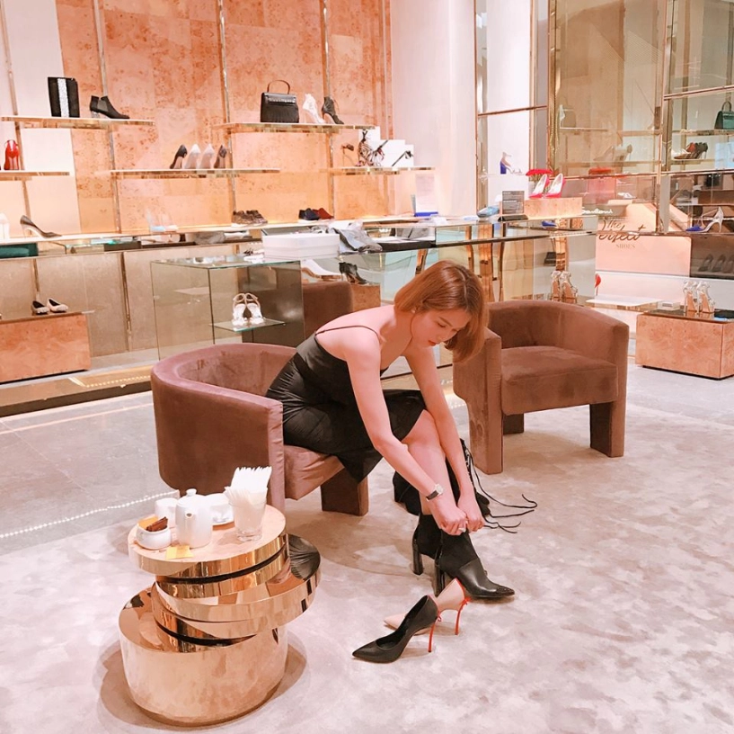 Không phải núi đồ hiệu đây mới là bức hình hot nhất của ngọc trinh khi quần quật shopping