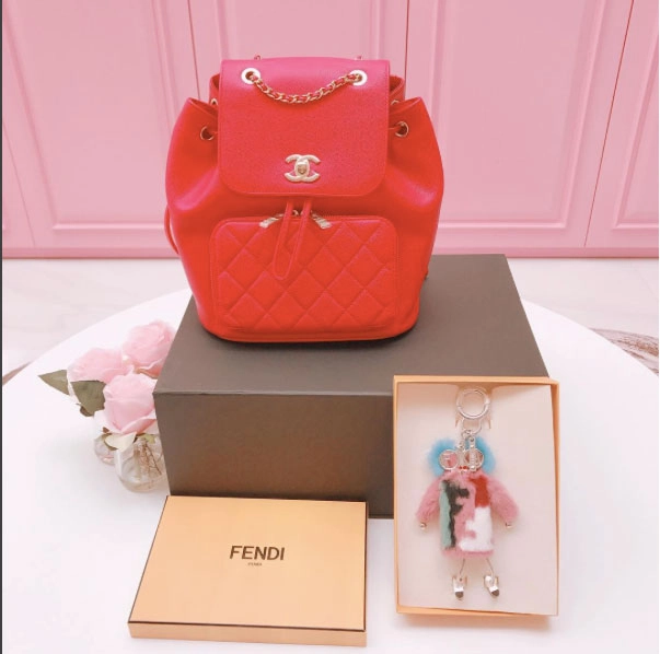Không phải núi đồ hiệu đây mới là bức hình hot nhất của ngọc trinh khi quần quật shopping