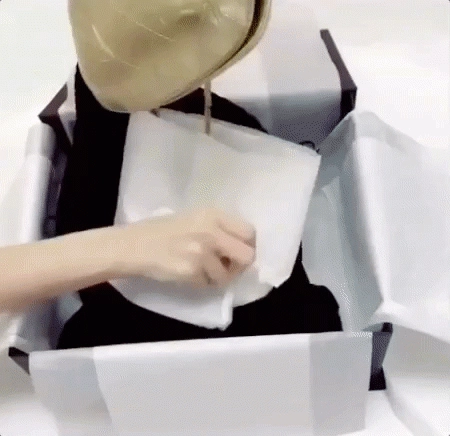 Không phải núi đồ hiệu đây mới là bức hình hot nhất của ngọc trinh khi quần quật shopping