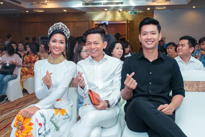 Không váy áo lộng lẫy hhen niê tích cực mặc áo dài sau khi đăng quang