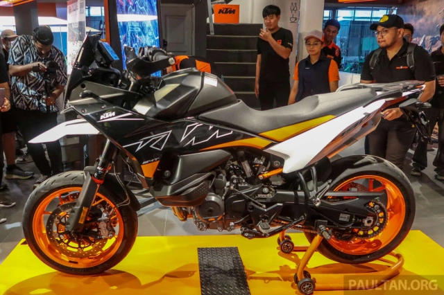 Ktm 890 smt 2024 hiện đã có mặt tại châu á giá từ 500 triệu đồng