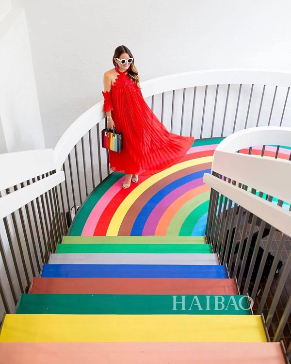 Kỳ lạ cô gái thấp bé như cái kẹo nổi tiếng nhờ mặc đẹp nhưng không bao giờ lộ mặt