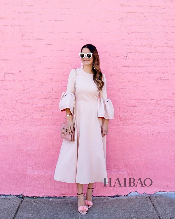 Kỳ lạ cô gái thấp bé như cái kẹo nổi tiếng nhờ mặc đẹp nhưng không bao giờ lộ mặt