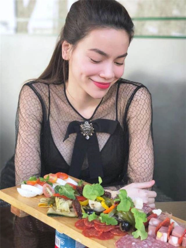 Là 2 biểu tượng nhan sắc nhưng hà hồ hà tăng cũng có lúc gầy nhẳng như xác ve