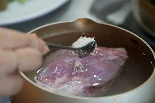 Lạ miệng với thịt ba chỉ cuộn sấu dầm mắm ớt