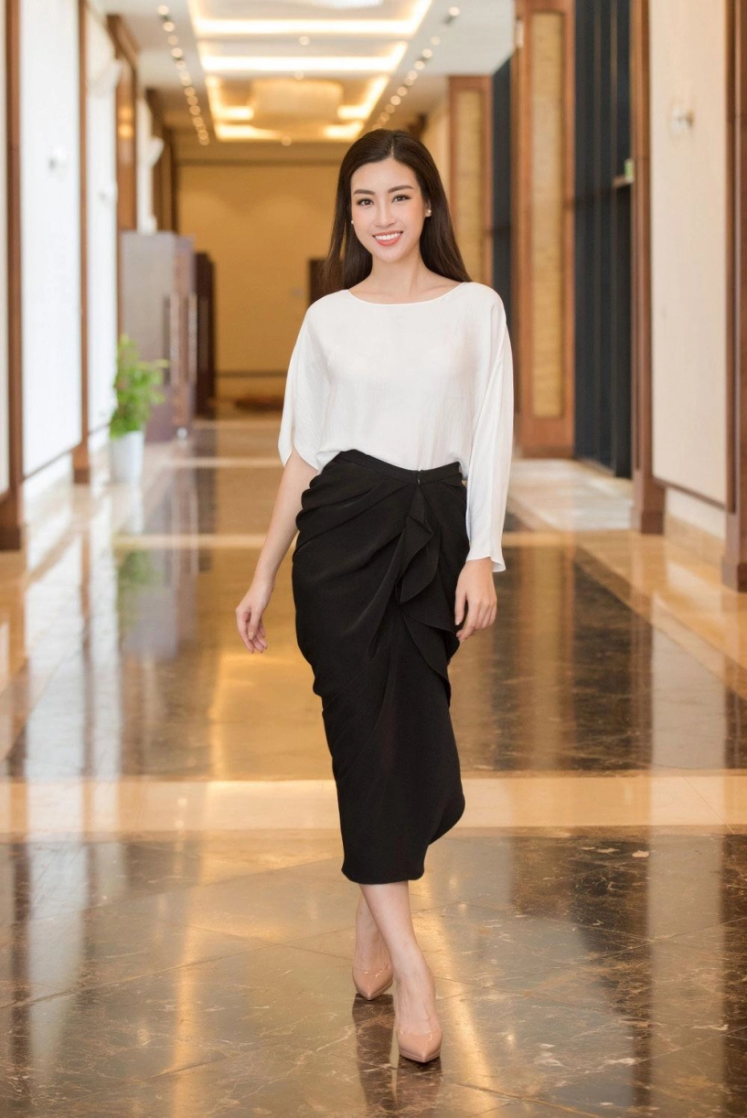 Lần đầu tiên hai nàng ngọc nữ hàng đầu của vbiz đụng váy nửa trắng nửa đen cùng nhau