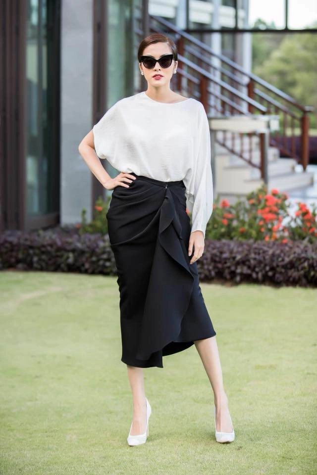 Lần đầu tiên hai nàng ngọc nữ hàng đầu của vbiz đụng váy nửa trắng nửa đen cùng nhau