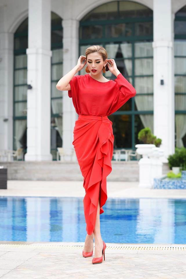 Lần đầu tiên hai nàng ngọc nữ hàng đầu của vbiz đụng váy nửa trắng nửa đen cùng nhau