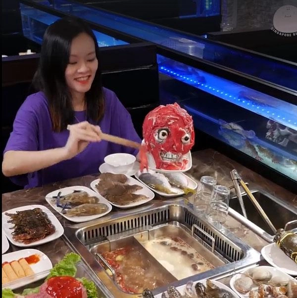 Lấy thịt từ đầu lâu để nhúng lẩu khách còn bị dọa ma té khói nếu ăn ở nơi này
