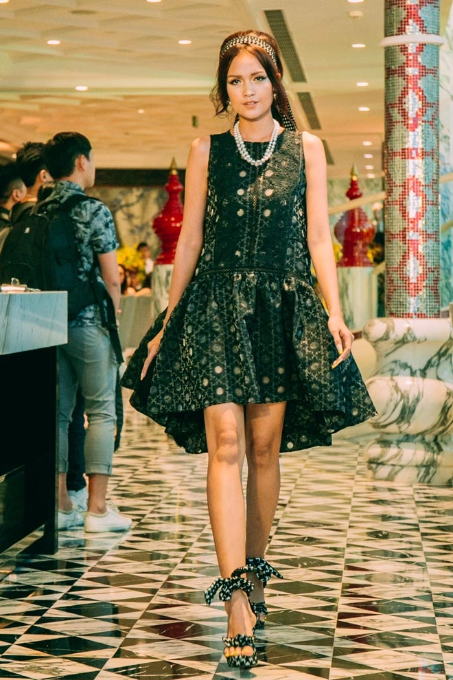 Lệ hằng đẹp đến nao lòng với hình tượng quý cô thập niên 60