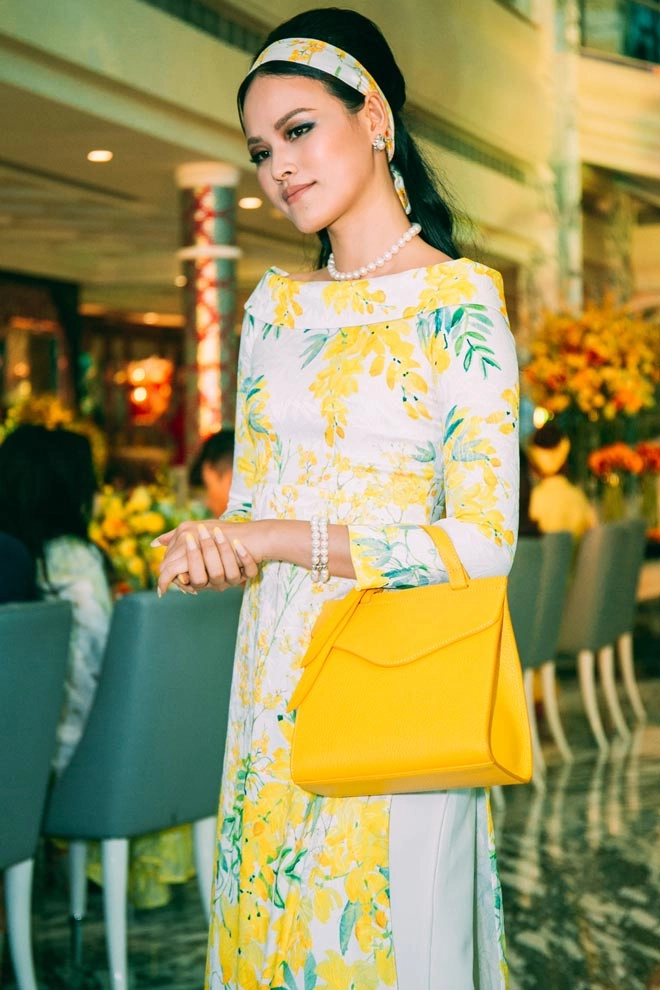 Lệ hằng đẹp đến nao lòng với hình tượng quý cô thập niên 60